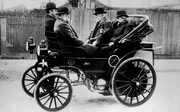 Gottlieb Daimlers beltedrevne bil, 1895